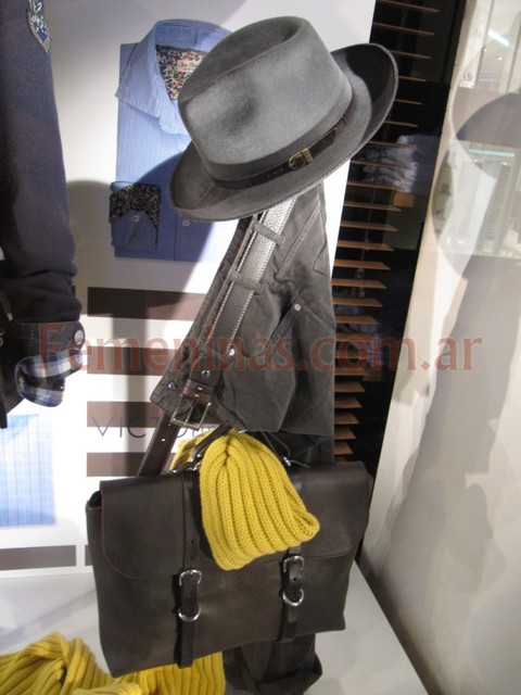 Victoire bufanda amarilla de lana sombrero gris plata porta notebook cinturon cuero negro
